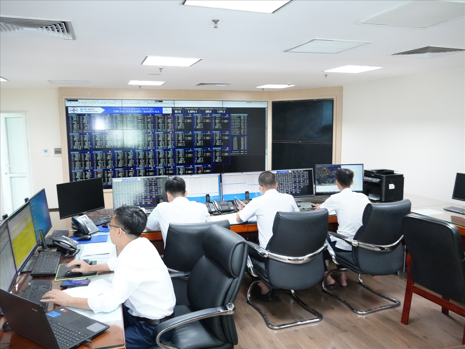 Trực vận hành tại Trung tâm Điều khiển xa (PC Thanh Hóa).