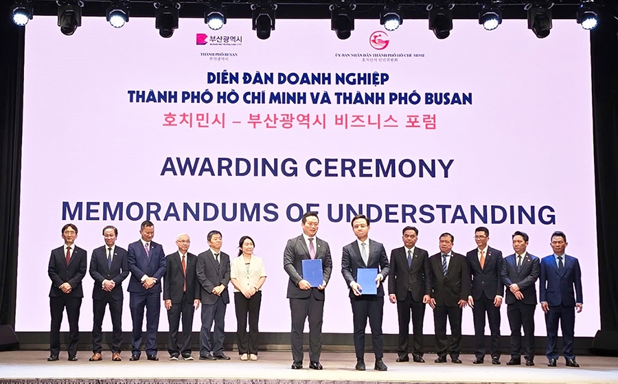 Đại diện Tập đoàn Công nghiệp Becamex và các tập đoàn Hàn Quốc ký biên bản ghi nhớ hợp tác