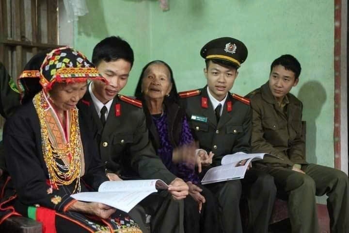  Đại uý Tống Văn Độ (thứ hai từ trái sang) tuyên truyền, phổ biến pháp luật cho đồng bào dân tộc Dao trên địa bàn (Ảnh: Thu Trang)
