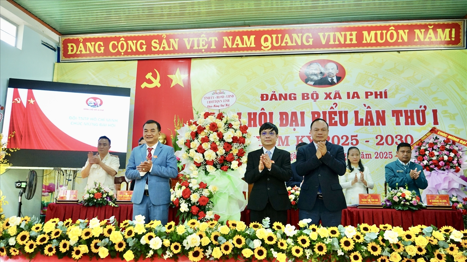 Lãnh đạo tỉnh Gia Lai tặng hoa chúc mừng Đại hội Đảng bộ xã Ia Phí nhiệm kỳ 2025 - 2030 - Ảnh Ngọc Thu