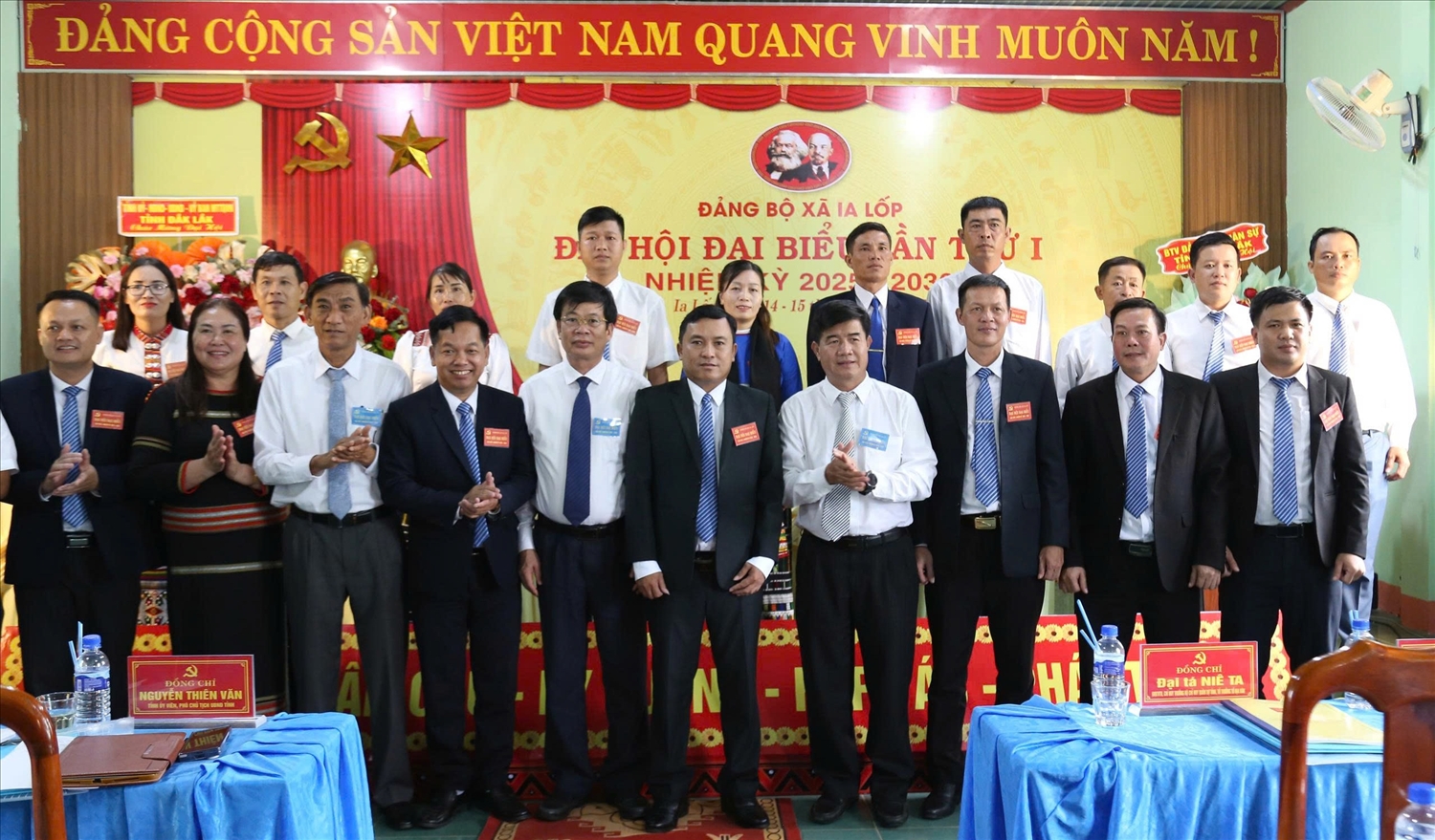 Ban Chấp hành Đảng bộ xã Ia Lốp ra mắt Đại hội (ảnh: Lê Hường)