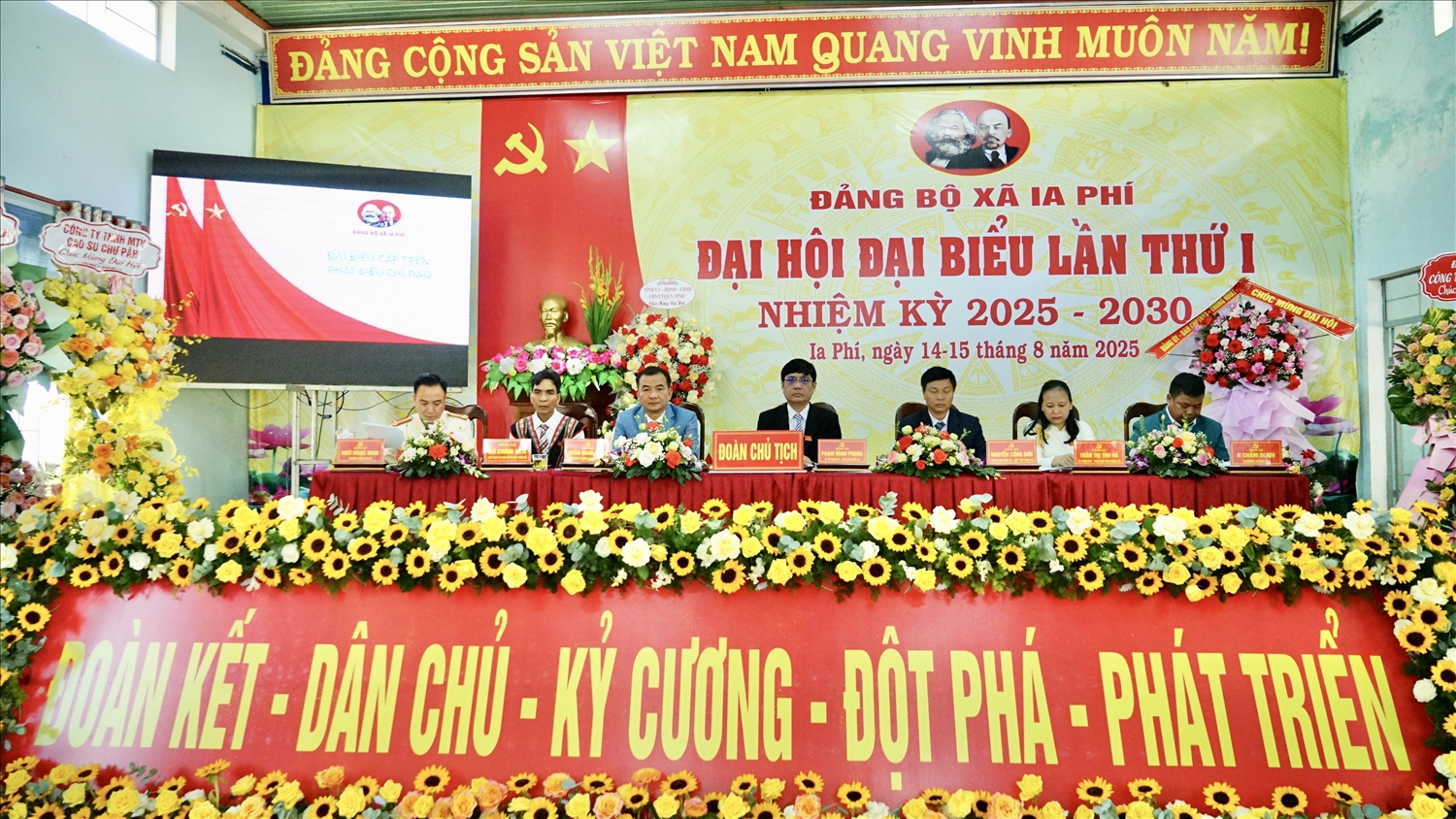 Đoàn Chủ tịch điều hành Đại hội - Ảnh Ngọc Thu