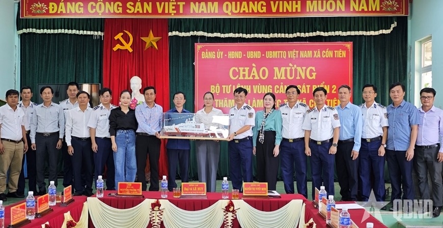 Đoàn công tác Bộ tư lệnh Vùng Cảnh sát biển 2 tặng quà lưu niệm xã Cồn Tiên, tỉnh Quảng Trị.