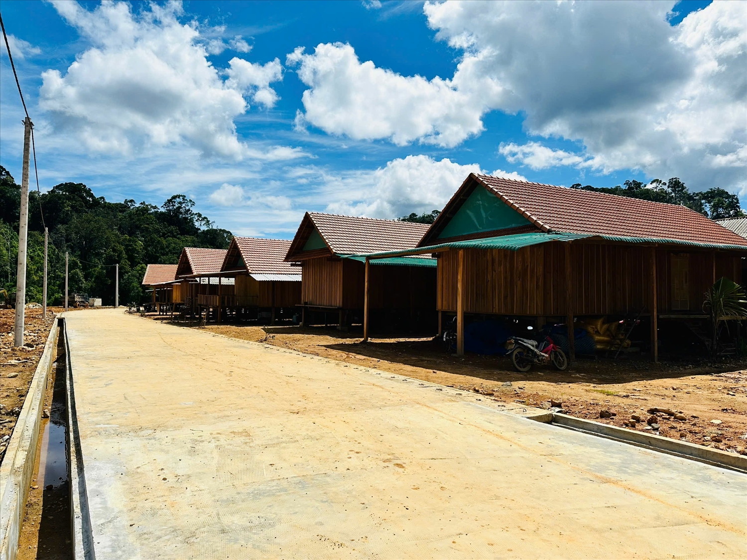 Sau khi được cấp đất, người dân thôn 2, xã An Toàn xây dựng nhà cửa kiên cố, ổn định cuộc sống (Ảnh T.N)