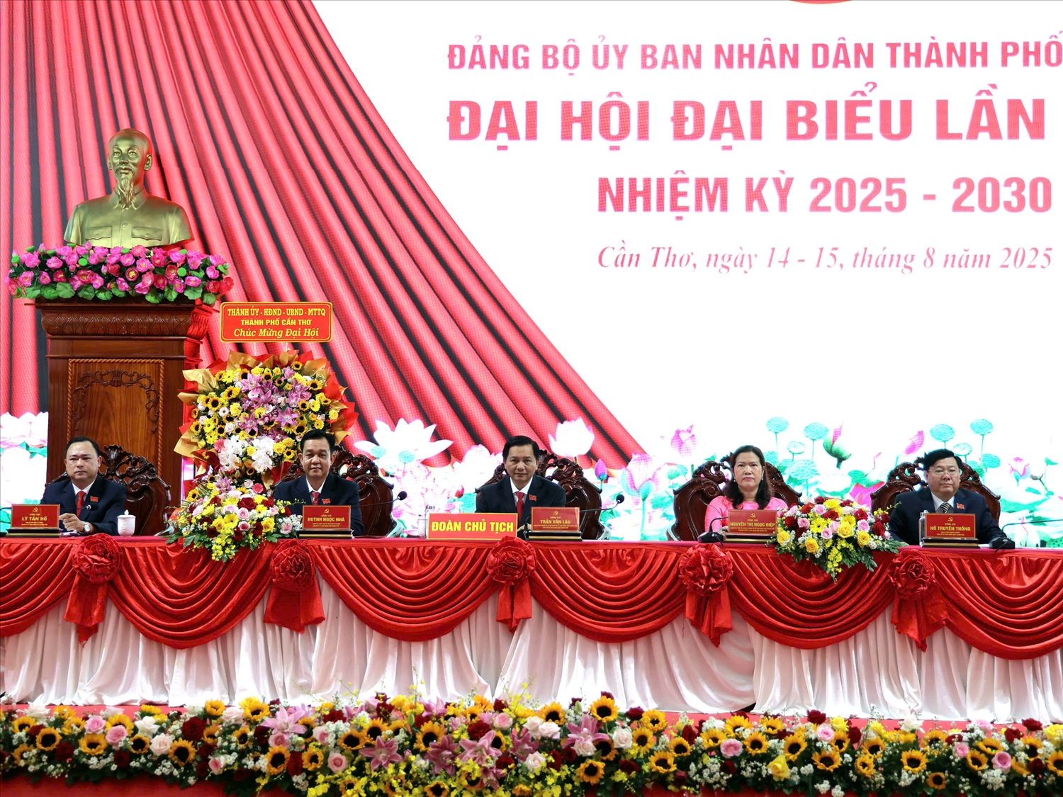 Đoàn chủ tịch điều hành Đại hội - Ảnh PV