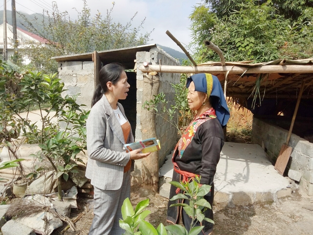 Cán bộ đi từng ngõ, gõ từng nhà vận động tuyên truyền sử dụng nhà tiêu hợp vệ sinh nhằm phòng chống các dịch bệnh