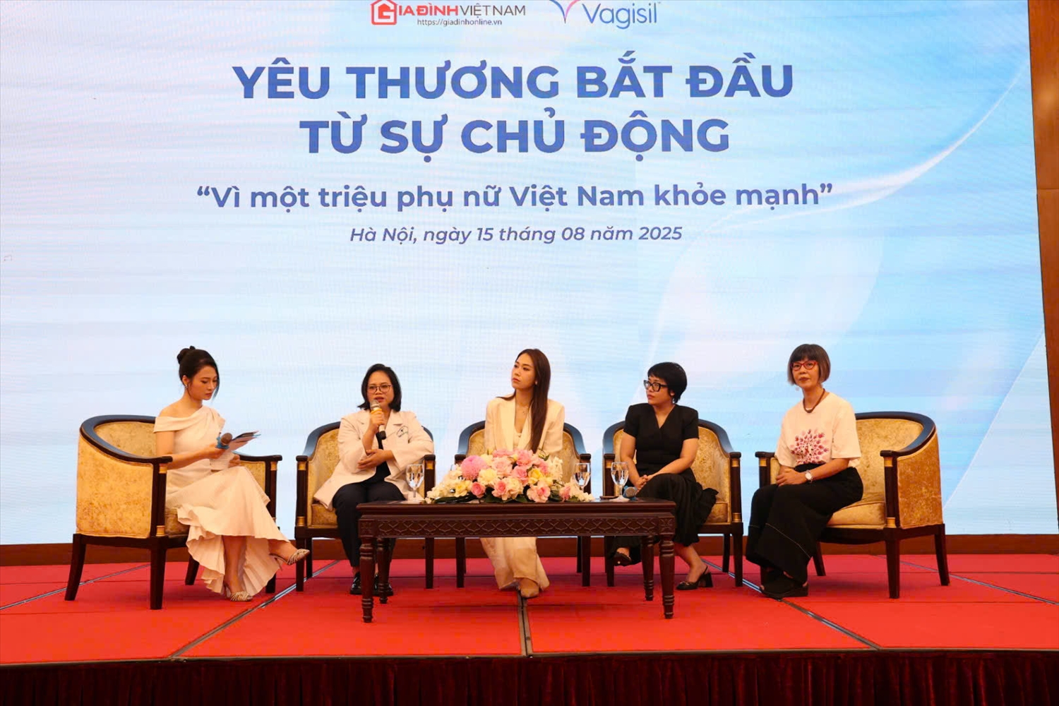 Các đại biểu khách mời chia sẻ tại buổi tọa đàm