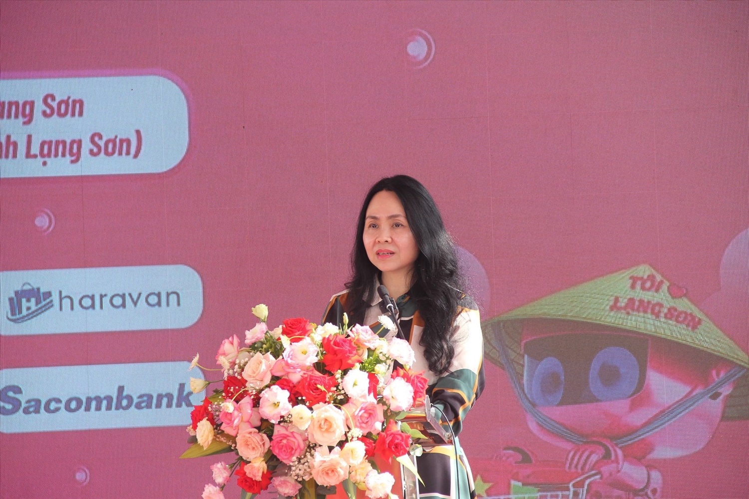 Cục trưởng Cục Thương mại điện tử và Kinh tế số Lê Hoàng Oanh phát biểu tại Chương trình