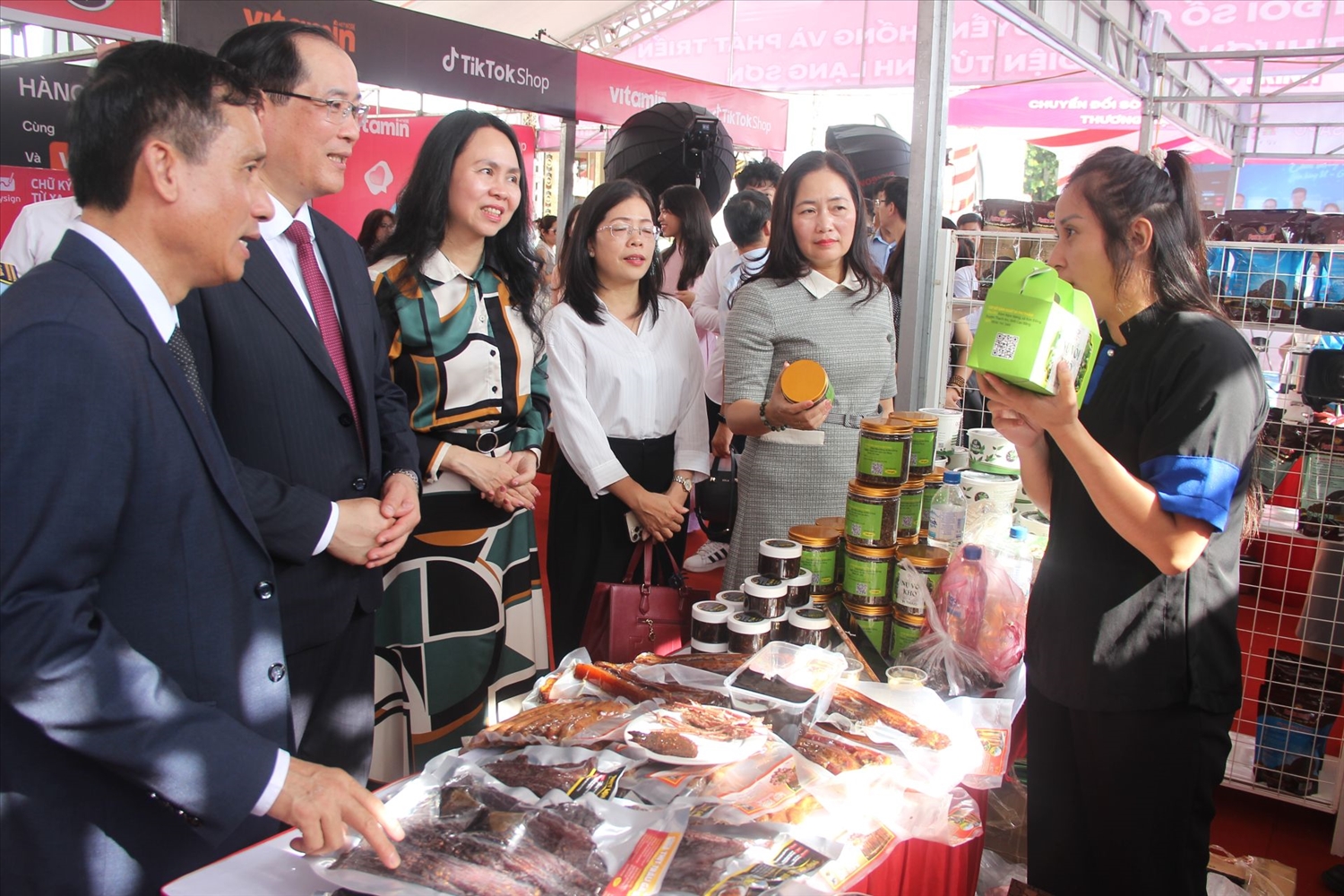 Các đại biểu thăm quan các gian trưng bày