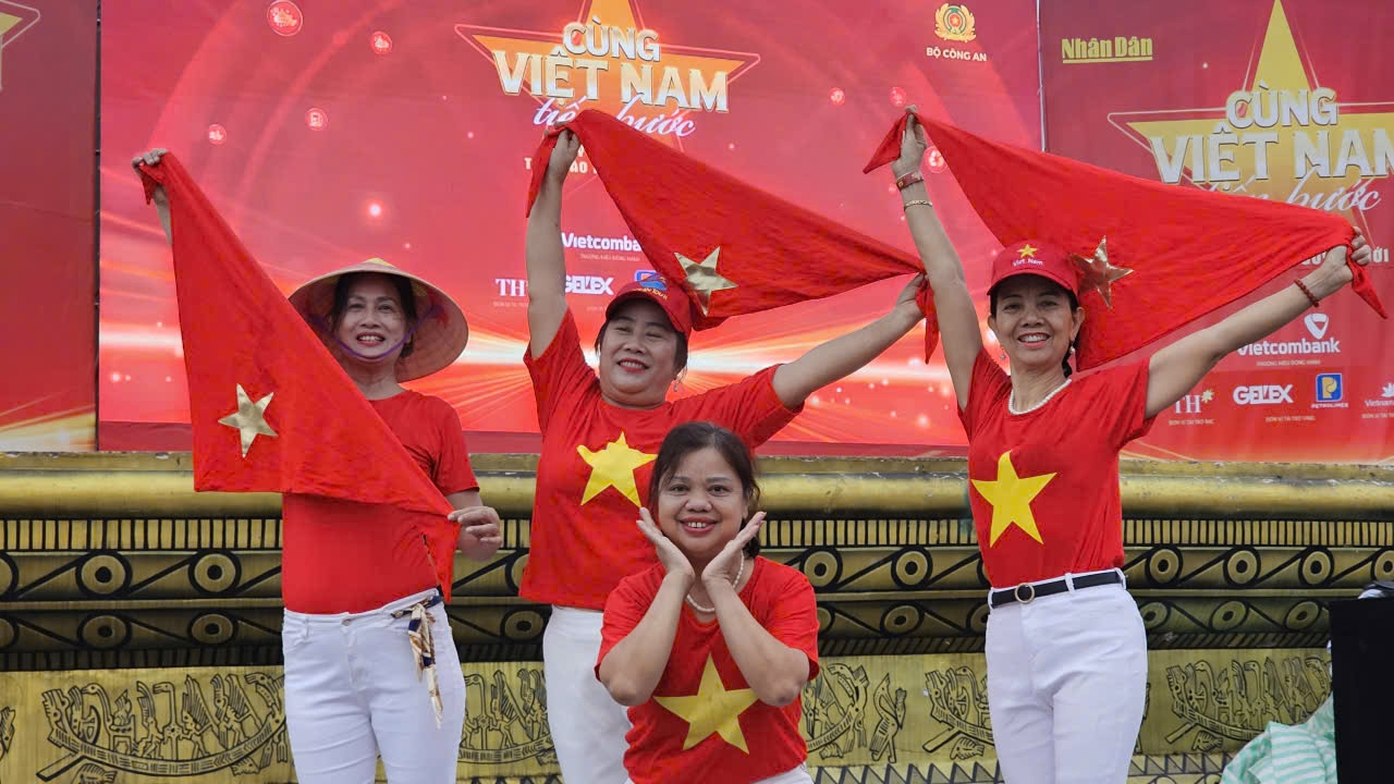 Người dân hào hứng tham gia chương trình.