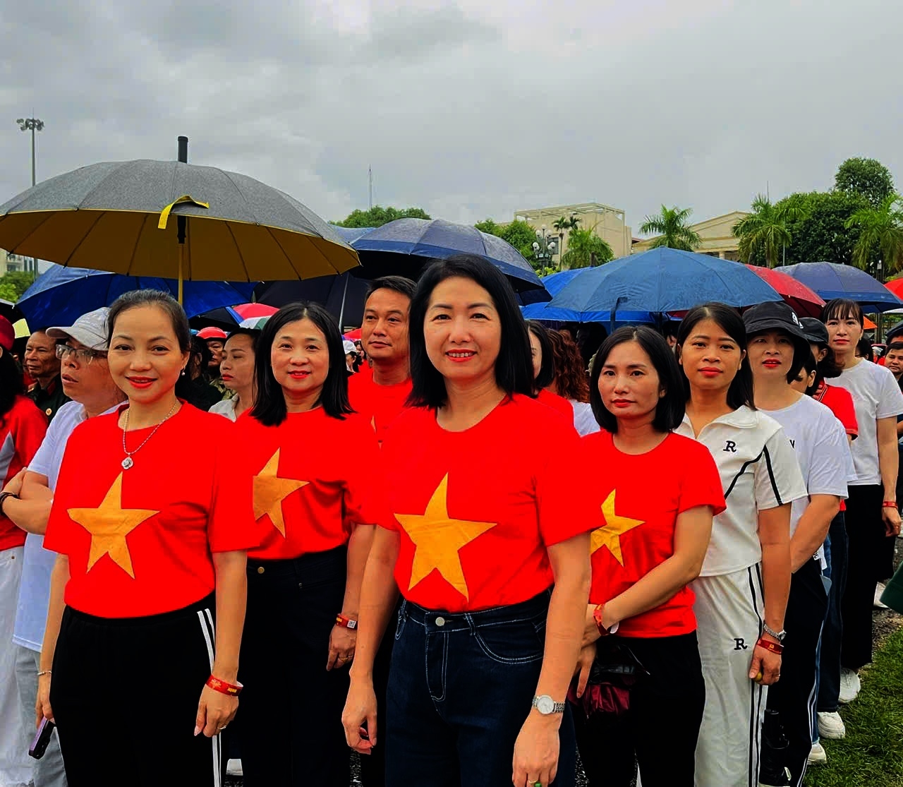 Đông đảo người dân mặc áo đỏ sao vàng, đi bộ “Cùng Việt Nam tiến bước” Ảnh: Quỳnh Trâm