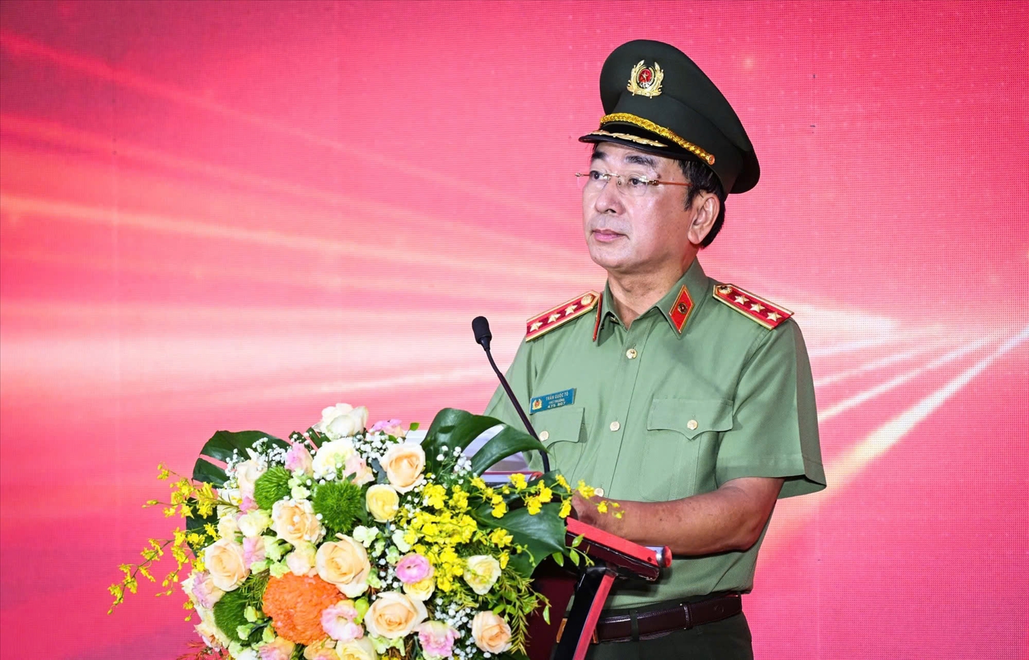 Đồng chí Thượng tướng Trần Quốc Tỏ, Ủy viên Trung ương Đảng, Thứ trưởng Công an phát biểu phát động chương trình đi bộ ""Cùng Việt Nam tiến bước". (Ảnh: THÀNH ĐẠT)