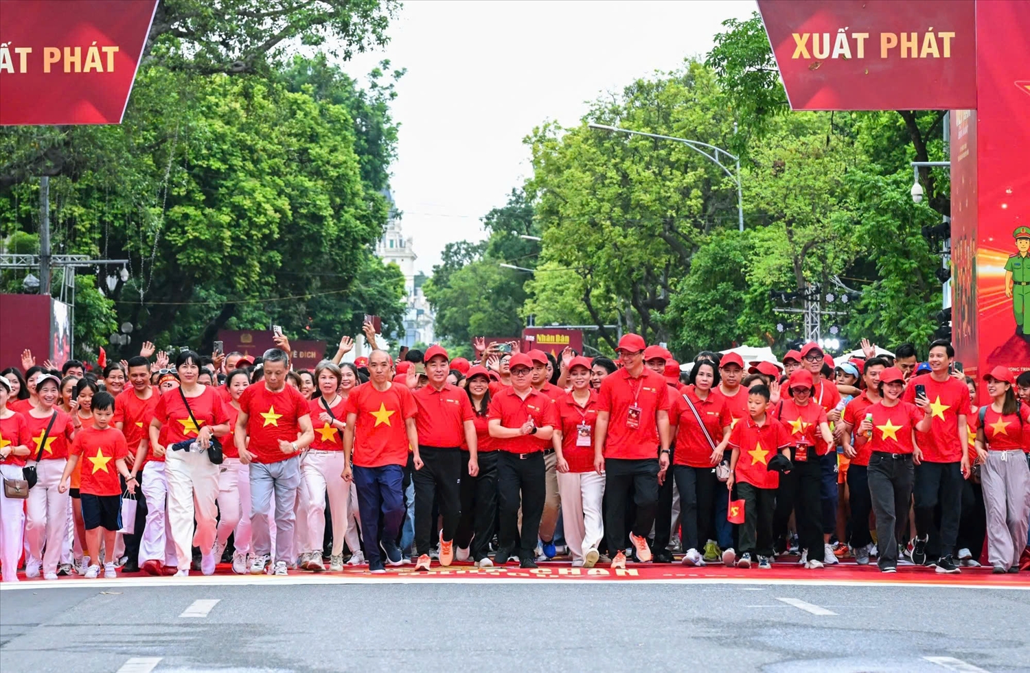 Các đại biểu cùng người dân tham gia đi bộ hưởng ứng chương trình tại khu vực Vườn hoa Lý Thái Tổ - Phố đi bộ Hoàn Kiếm sáng 16/8. (Ảnh: THÀNH ĐẠT)