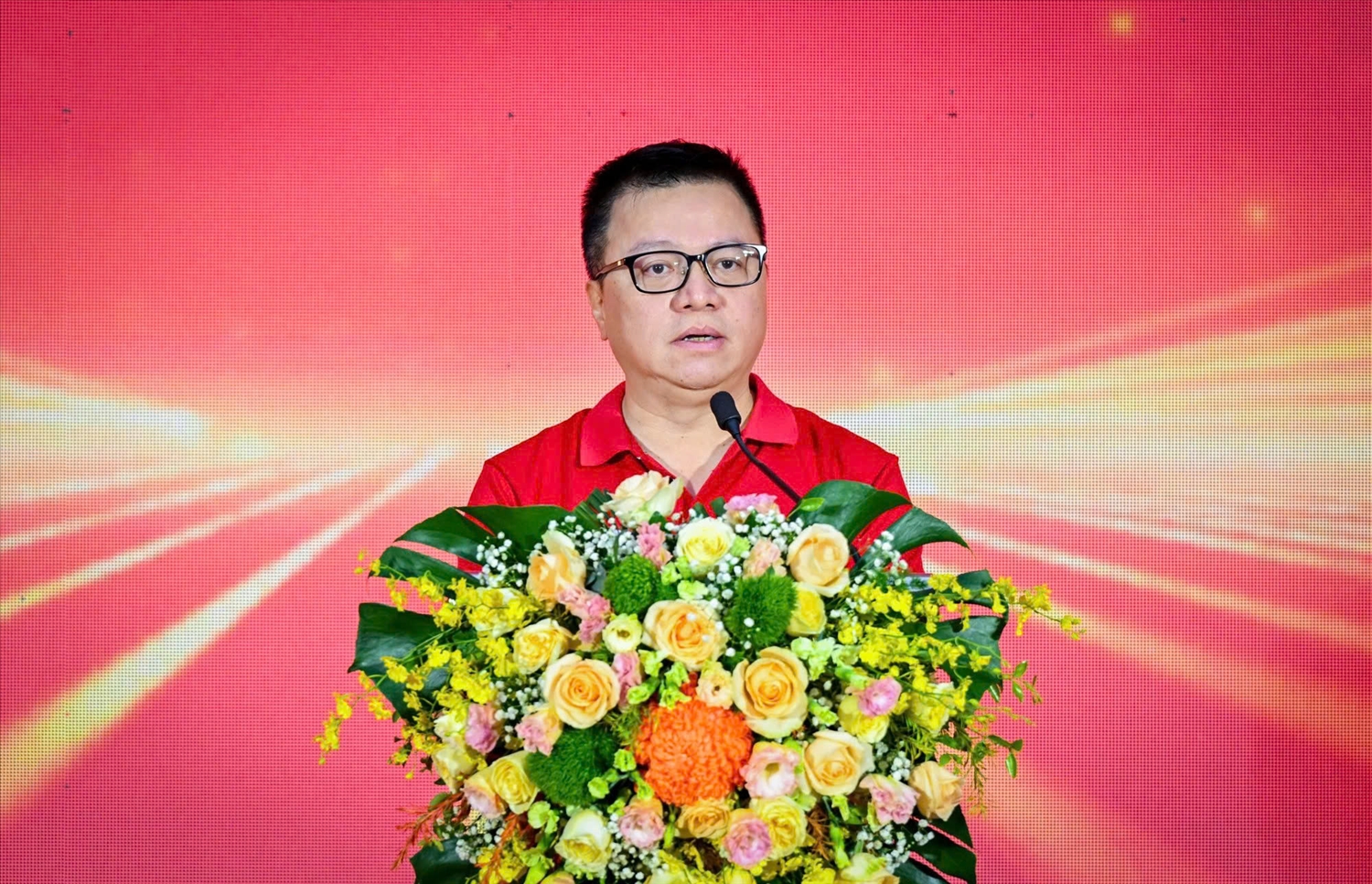 Đồng chí Lê Quốc Minh, Ủy viên Trung ương Đảng, Tổng Biên tập Báo Nhân Dân, Phó Trưởng Ban Tuyên giáo và Dân vận Trung ương, Chủ tịch Hội Nhà báo Việt Nam phát biểu tại Lễ phát động. (Ảnh: THÀNH ĐẠT)