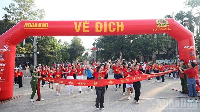 Gần 6.000 người tham gia chương trình “Cùng Việt Nam tiến bước” tại tỉnh Tuyên Quang