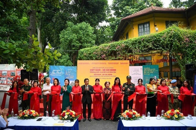 Khai mạc triển lãm Khu Di tích Chủ tịch Hồ Chí Minh tại Phủ Chủ tịch 
