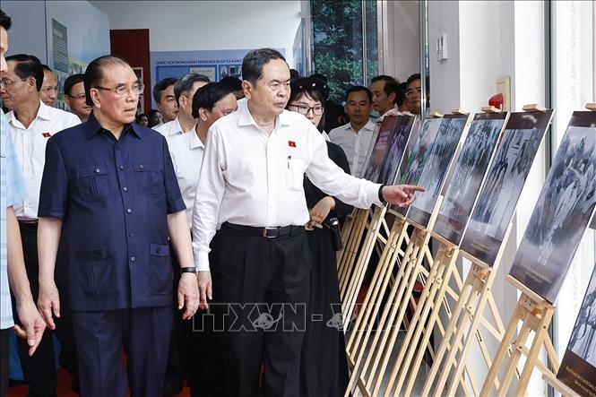 Chủ tịch Quốc hội Trần Thanh Mẫn và nguyên Tổng Bí bí thư Nông Đức Mạnh xem trưng bày ảnh về hoạt động Quốc hội tại chương trình - Ảnh: TTXVN