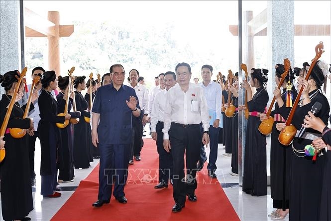 Chủ tịch Quốc hội Trần Thanh Mẫn và nguyên Tổng Bí bí thư Nông Đức Mạnh dự chương trình “Trở về nguồn - hướng tới tương lai” - Ảnh: TTXVN