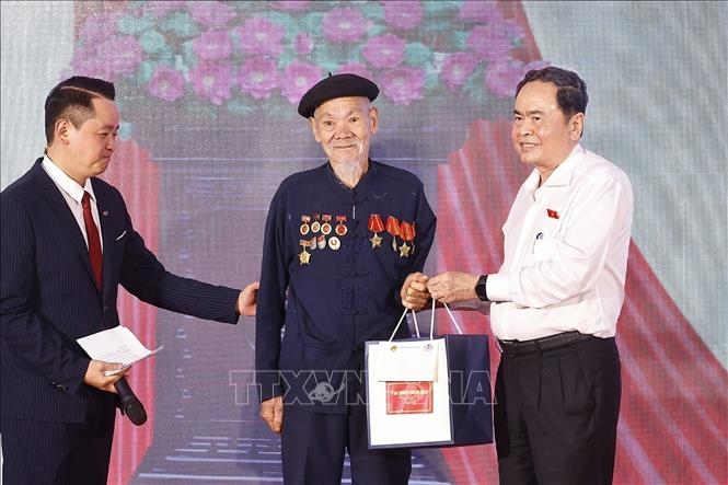 Chủ tịch Quốc hội trao quà cho cụ Hoàng Ngọc, nhân chứng sống cuối cùng tham gia Đội Nhi đồng cứu quốc, chào mừng Quốc dân đại hội - Ảnh: TTXVN