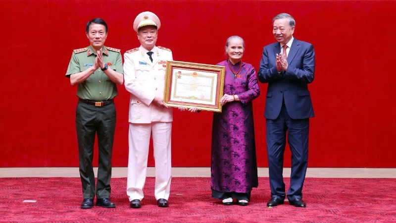 Tổng Bí thư Tô Lâm trao danh hiệu “Anh hùng Lực lượng vũ trang nhân dân” cho đại diện gia đình cố Bộ trưởng Công an Lê Minh Hương.