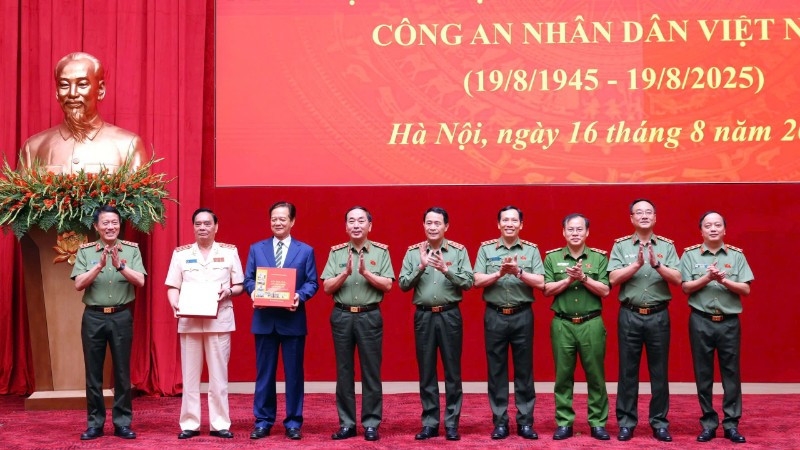 Lãnh đạo Bộ Công an tặng các đại biểu sách ""Lúc dân cần, lúc dân khó, có Công an".