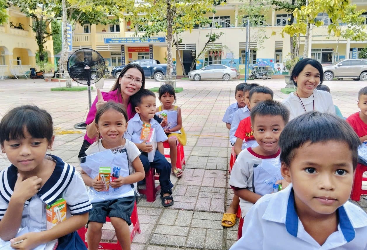 Những phần quà ý nghĩa sẽ tiếp thêm động lực để em học sinh có hoàn cảnh khó khăn tại xã Trà Bồng và xã Cà Đam đến trường. (Ảnh: Ngọc Chí)