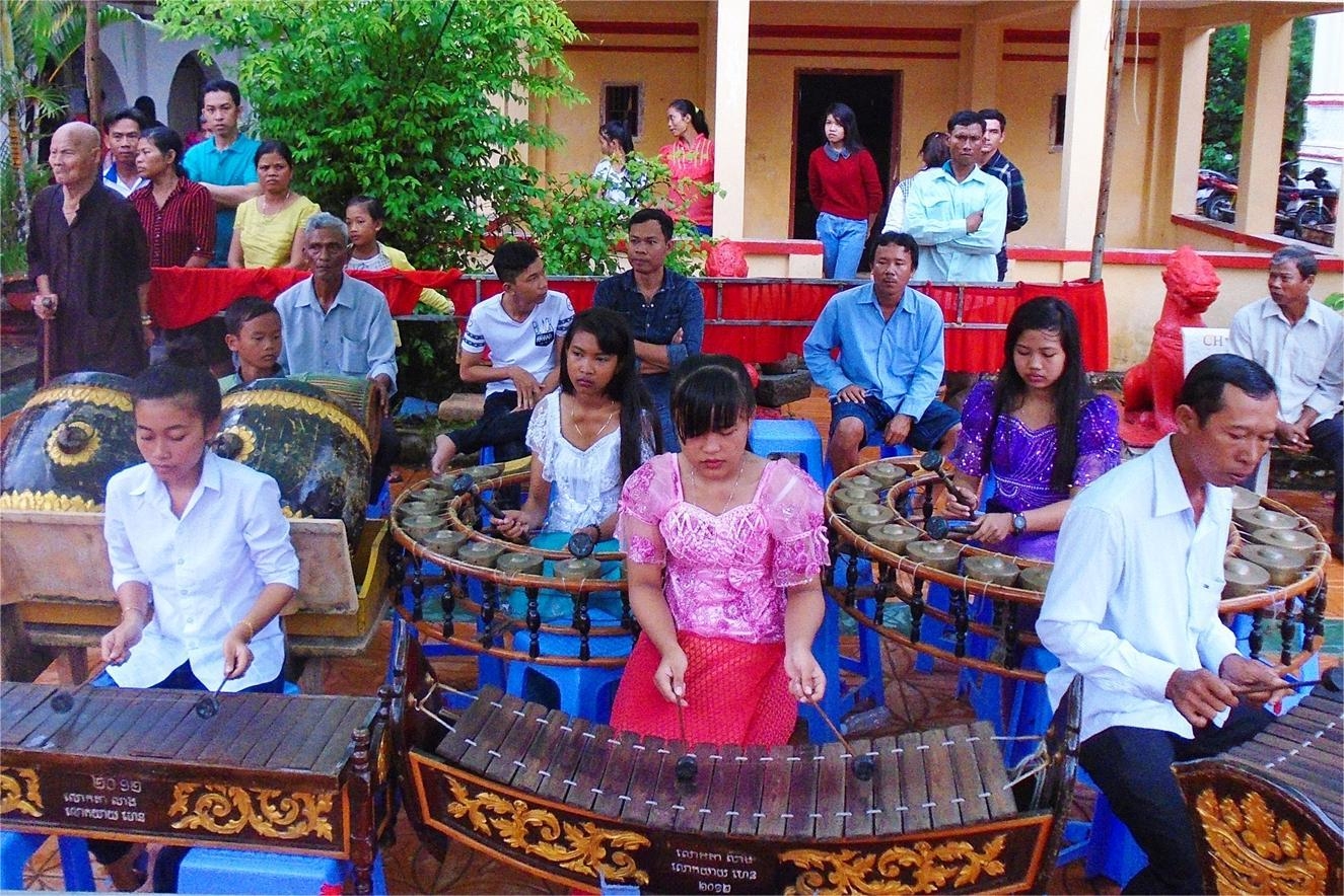 Một buổi học của các em nhỏ về nghệ thuật múa Rom vong tại Câu lạc bộ văn hóa dân gian (điểm chùa Pra Sath Kòng) xã Ngọc Tố, TP. Cần Thơ. (Ảnh: PN)
