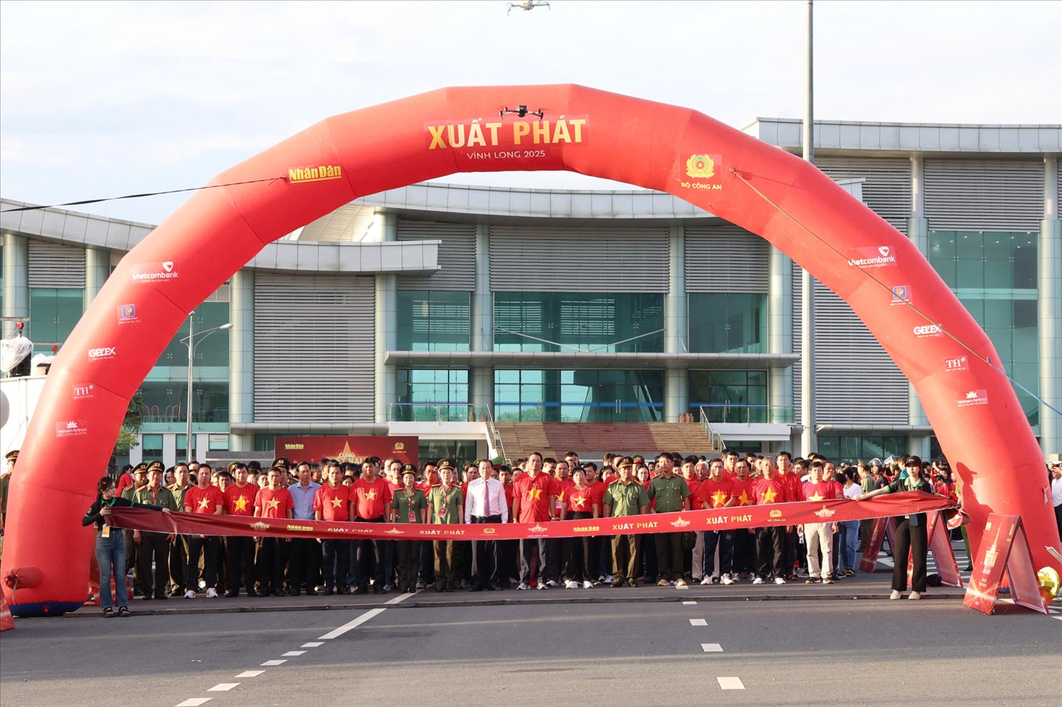 Với thông điệp '1 tỷ bước chân tiến vào kỷ nguyên mới', chương trình 'Cùng Việt Nam tiến bước' được kỳ vọng sẽ huy động sức mạnh tập thể của hàng triệu người dân trên khắp mọi miền Tổ quốc cùng tham gia đi bộ, ghi dấu 1 tỷ bước chân vì sức khỏe, tinh thần đoàn kết và khát vọng vươn lên của một dân tộc đang chuyển mình mạnh mẽ trong kỷ nguyên mới.