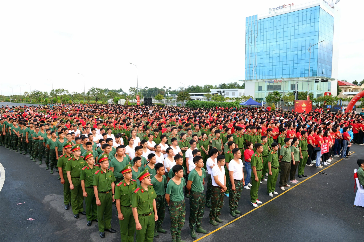 Chương trình 'Cùng Việt Nam tiến bước' do Báo Nhân dân và Bộ Công an phối hợp phát động, để chào mừng kỷ niệm 80 năm Cách mạng Tháng Tám, Quốc khánh 2/9 và Ngày truyền thống Công an nhân dân (19/8/1945-19/8/2025).