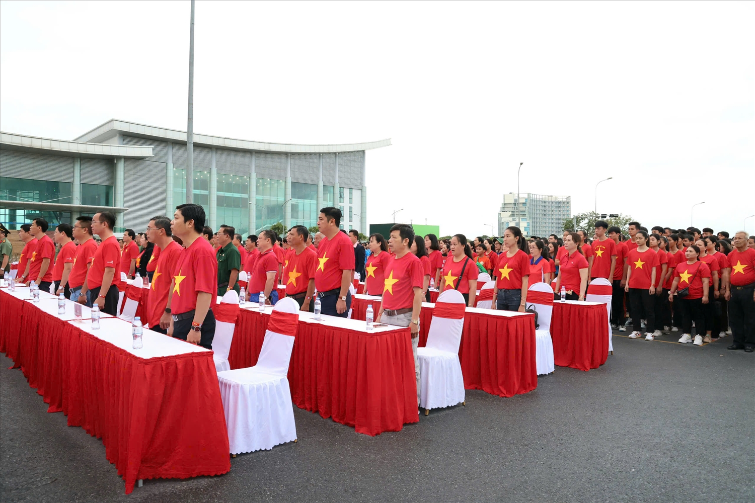 Ngày 16/8, hàng nghìn người, gồm cán bộ, công chức, viên chức, lực lượng vũ trang, giảng viên, sinh viên, học sinh và các tầng lớp Nhân dân đã tham gia đi bộ trên khu vực Trung tâm Hội nghị tỉnh và con đường gốm đỏ dài nhất Việt Nam (Vĩnh Long), hưởng ứng chương trình ""Cùng Việt Nam tiến bước". Sự kiện do UBND tỉnh Vĩnh Long tổ chức.