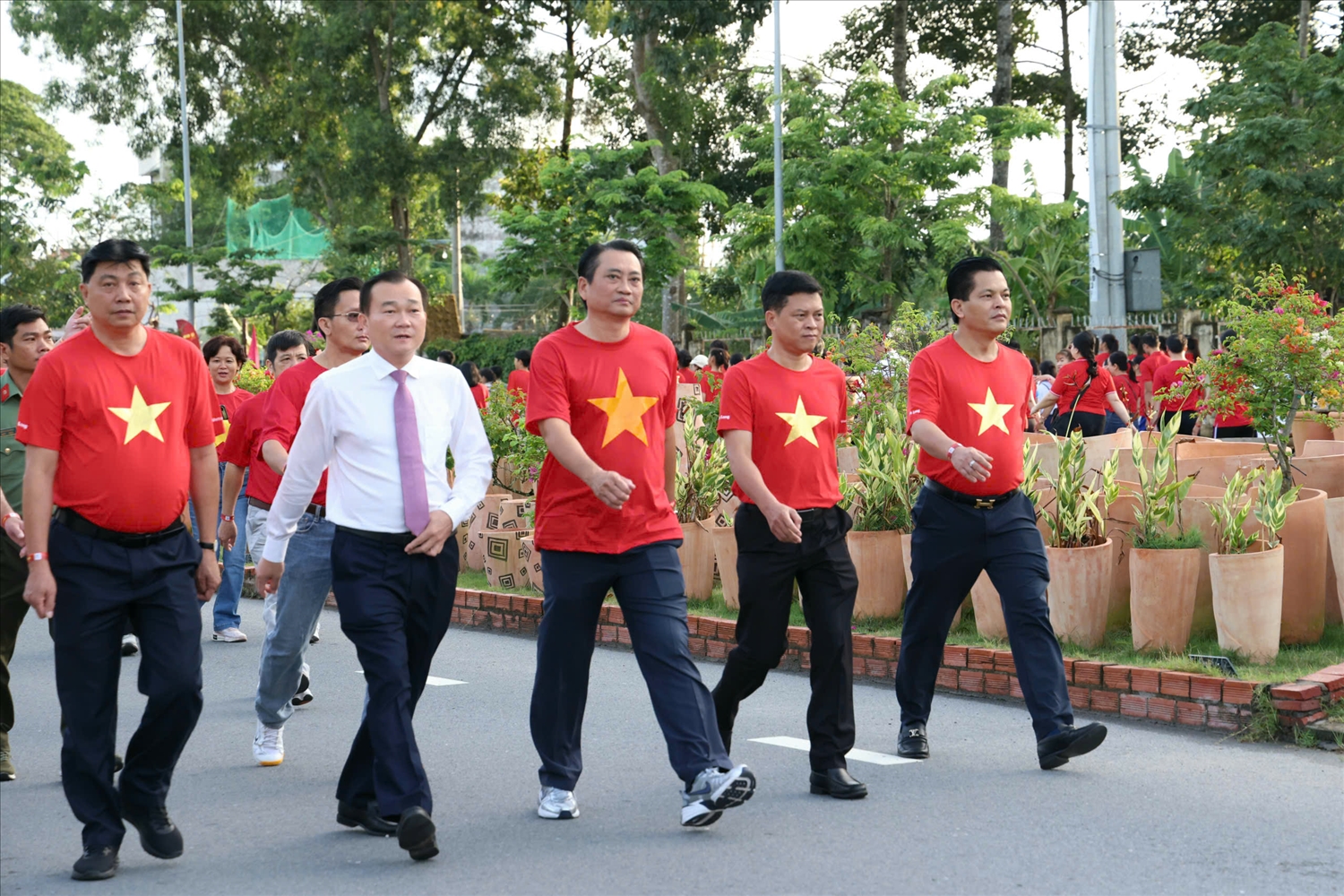 Ông Nguyễn Quỳnh Thiện – Phó Chủ tịch UBND tỉnh Vĩnh Long (thứ 3 từ trái qua) cho biết, chương trình biểu trưng cho sự đoàn kết, đồng lòng hướng tới tương lai xanh - sạch - bền vững, động viên phong trào toàn dân tham gia rèn luyện thể thao, xây dựng thói quen đi bộ góp phần giảm khí thải carbon cho môi trường.
