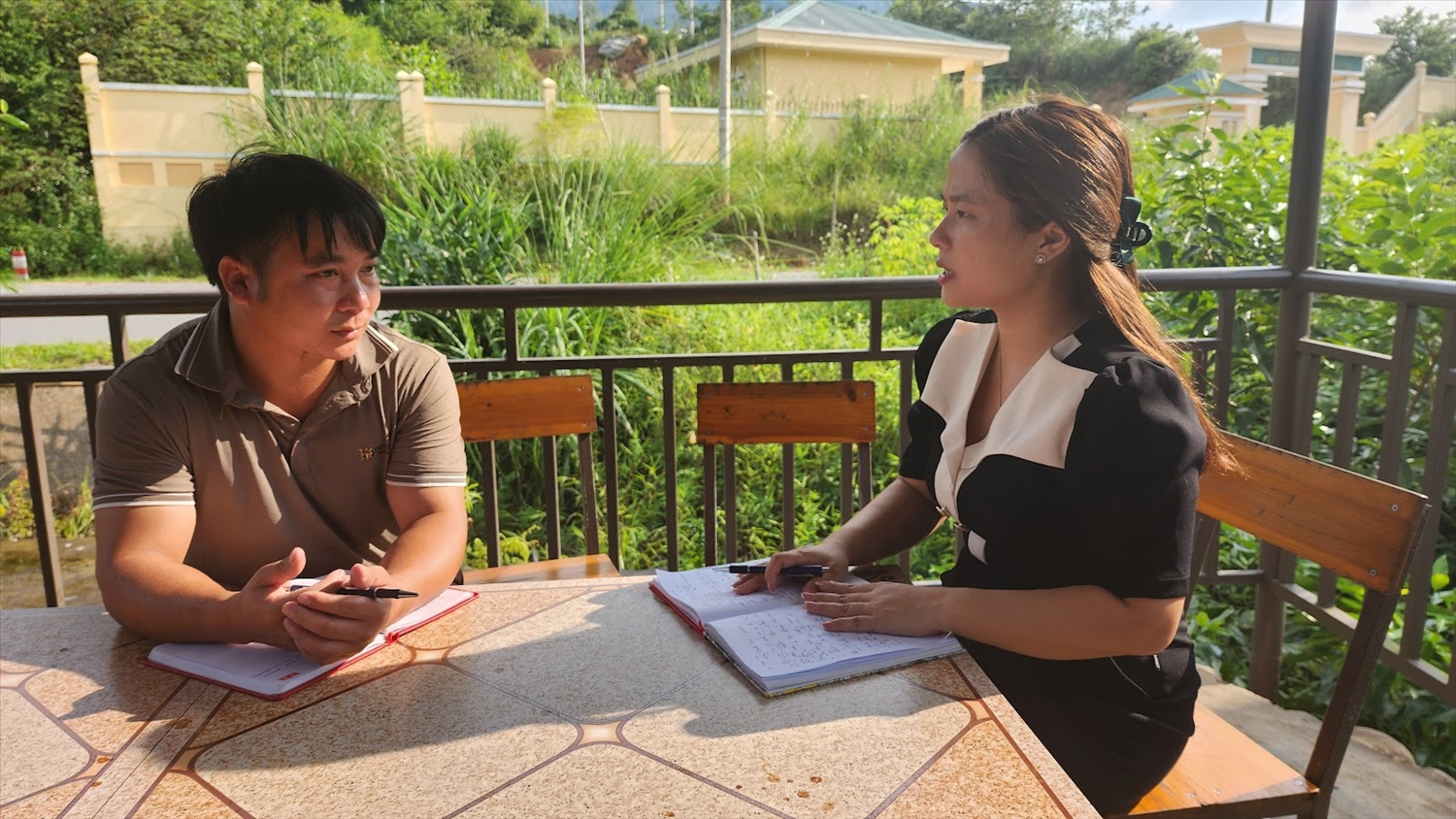 Người có uy tín Tằng Dảu Tình chia sẻ với phóng viên những khó khăn, nỗ lực việc phối hợp trong cuộc chiến chống ma túy tại địa phương (Ảnh: Mỹ Dung)