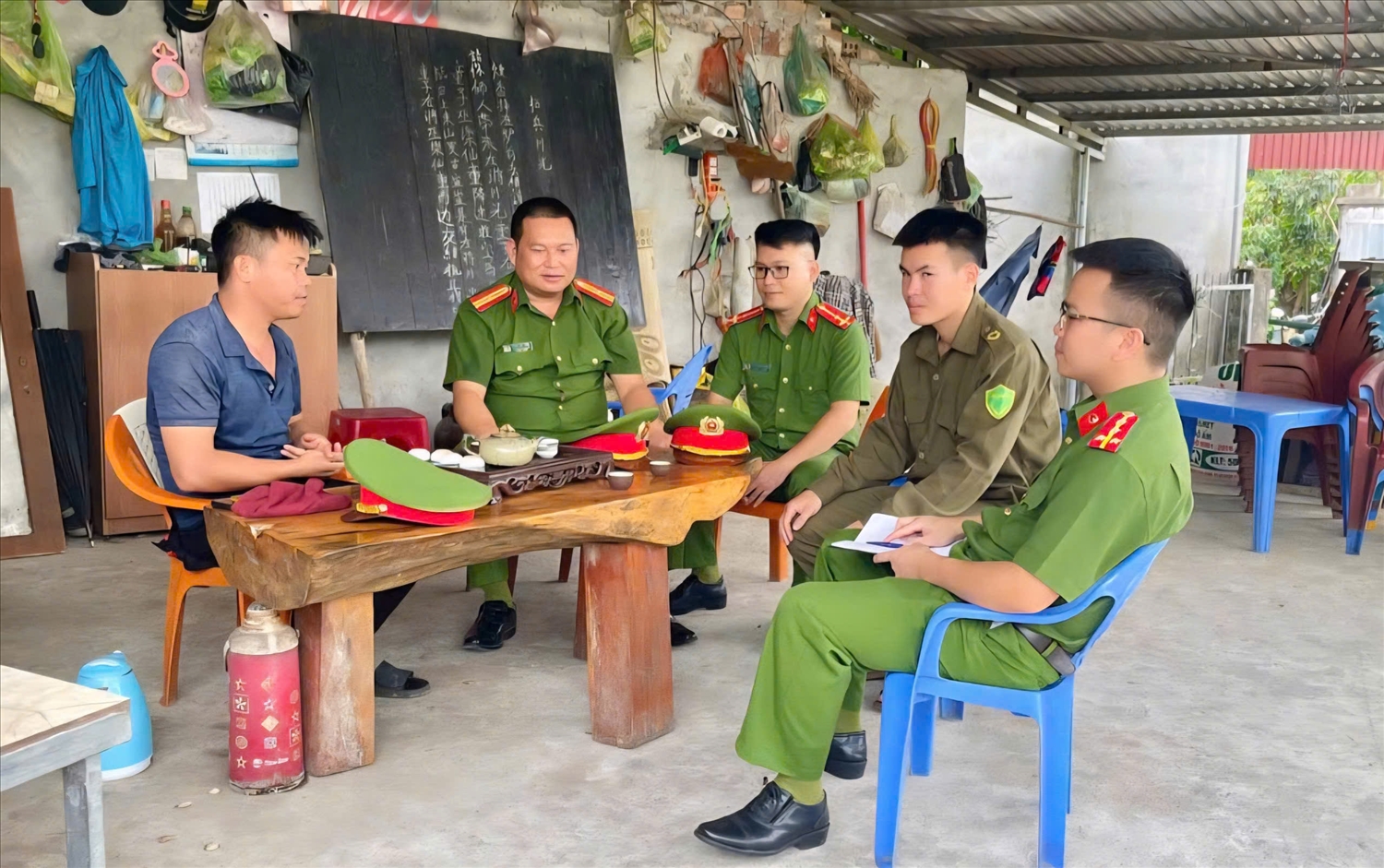 Công an xã Quảng Đức trực tiếp gặp gỡ Người có uy tín các thôn, bản để nắm tình hình, định hướng dư luận và tuyên truyền pháp luật về an ninh, trật tự