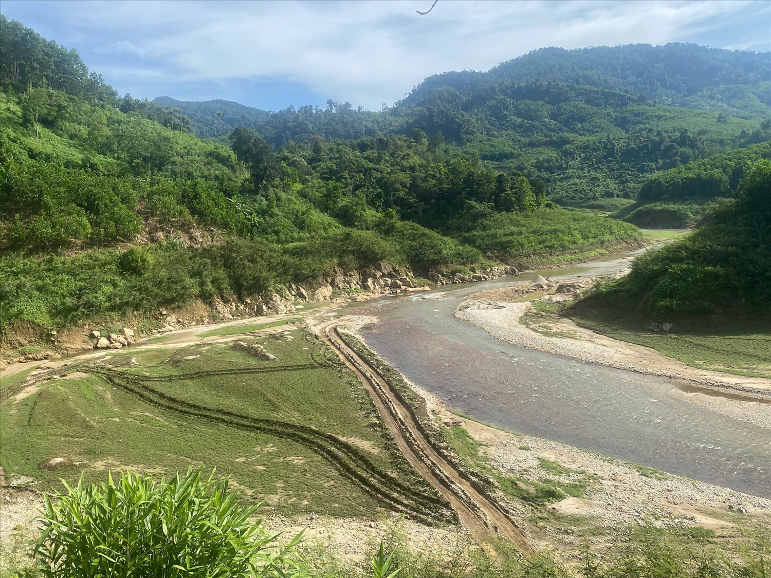 Việc khai thác cát trái phép trên sông Tranh diễn ra trong thời gian dài nhưng chưa bị xử lý. (Ảnh Huy Trường).