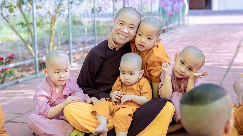 Sư thầy Thích Đàm Ngoan cùng các trẻ trong mái ấm ở chùa Hồi Long. Ảnh: Nhà chùa cung cấp