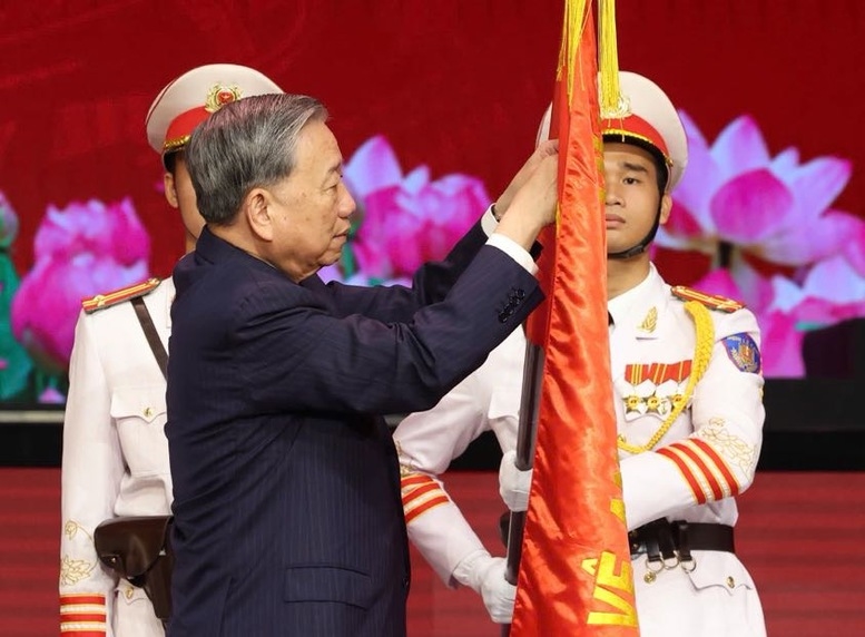 Tổng Bí thư Tô Lâm trao Huân chương Sao vàng lần thứ 5 tặng lực lượng CAND - Ảnh: VGP/Nhật Bắc