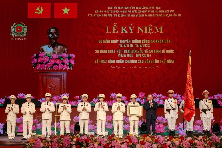 Tổng Bí thư trao Huân chương Sao vàng lần thứ 5 tặng lực lượng CAND - Ảnh: VGP/Nhật Bắc