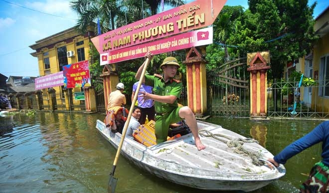 Lực lượng công an được huy động mức tối đa để thực hiện các công tác cứu hộ, bảo đảm an ninh, giúp dân trong mưa lũ. Bão lũ đi qua, họ lại có mặt để giúp dân khắc phục những hậu quả thiên tai để lại.