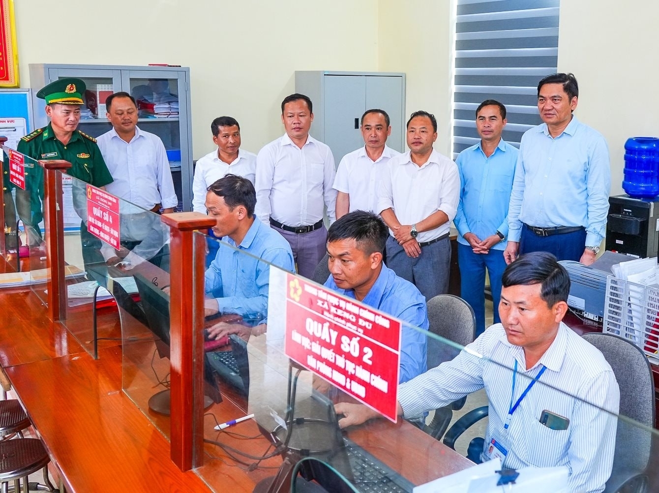 Phó Bí thư Thường trực Tỉnh uỷ Hoàng Nghĩa Hiếu (đầu tiên bên phải) kiểm tra hoạt động tại Trung tâm phục vụ hành chính công xã Keng Đu- Ảnh Pv