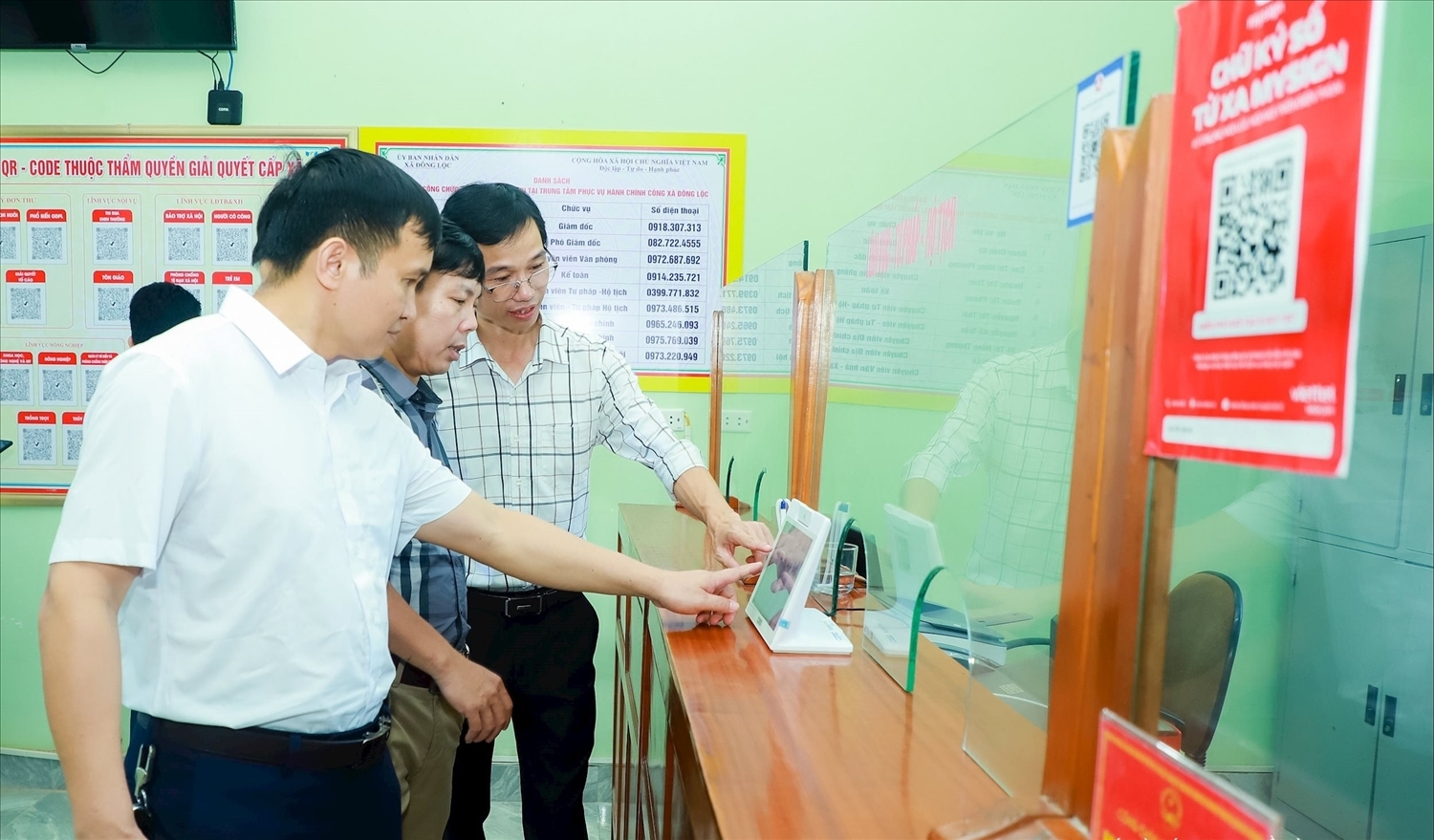 Cán bộ Sở Khoa học và Công nghệ kiểm tra hệ thống tại Trung tâm Hành chính công xã Đông Lộc - Ảnh: Thành Duy
