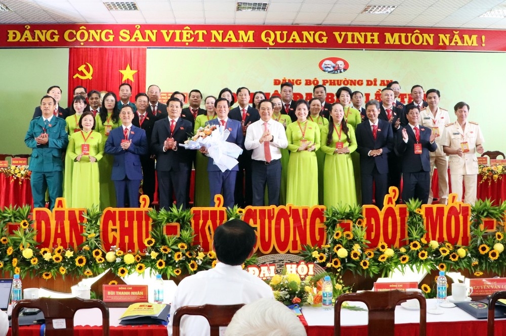 Lãnh đạo Thành uỷ - UBND TP.HCM tặng hoa chúc mừng Ban chấp hành Đảng bộ phường Dĩ An nhiệm kỳ 2025 -2030
