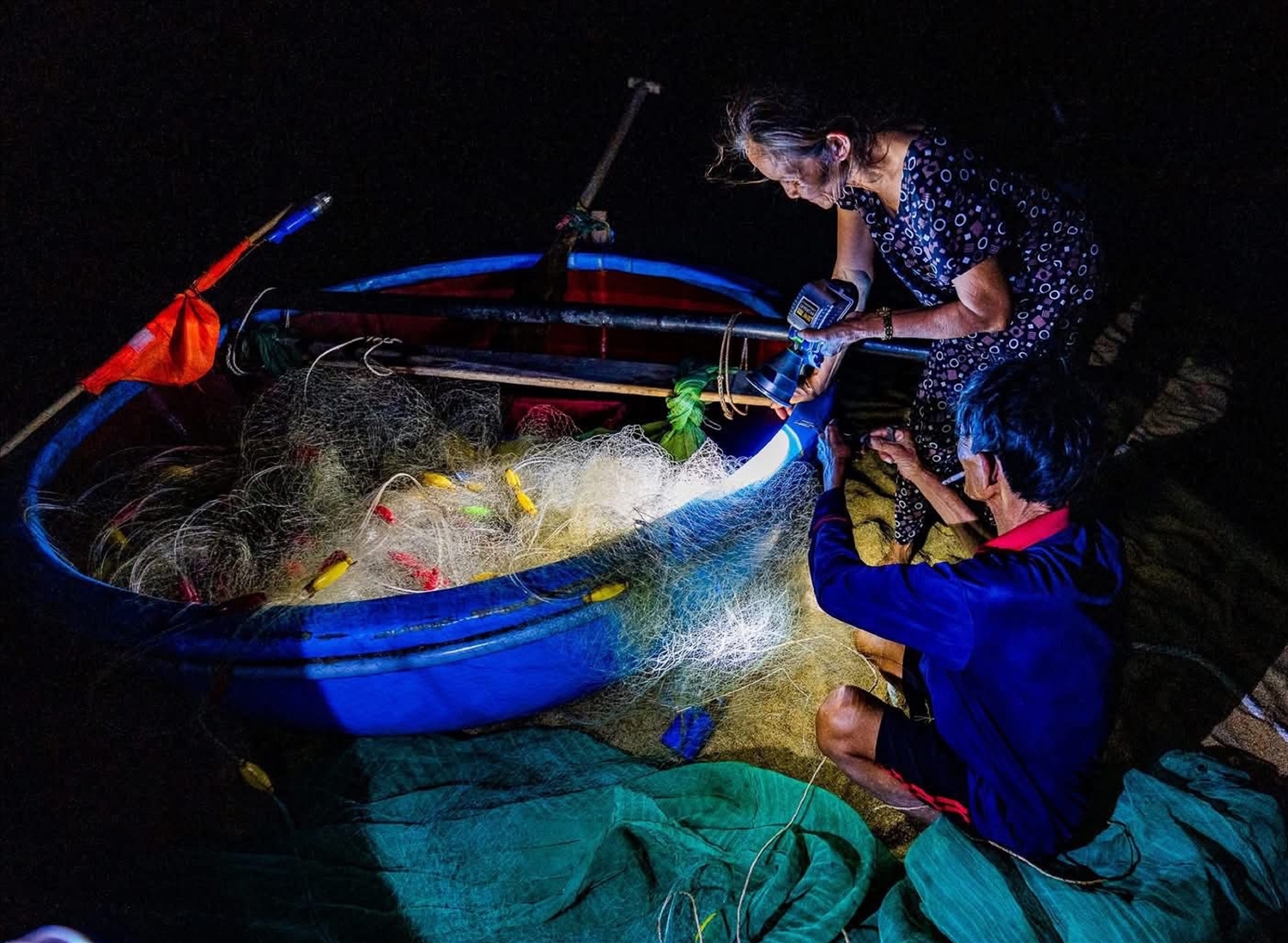 Làng ven biển, hoạt động đi biển, đánh cá, vá lưới vẫn được thực hiện và là trải nghiệm tuyệt vời cho du khách.