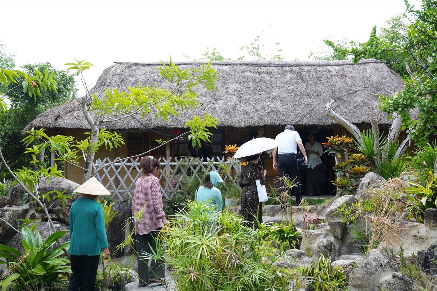 Du khách đến tham quan, trải nghiệm không gian sống của người dân làng biển Gò Cỏ