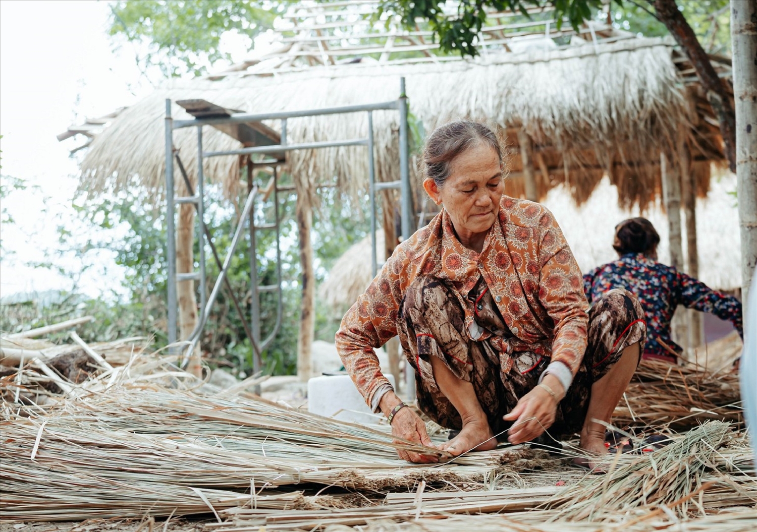 Nhiều người làng Gò Cỏ dựng lại nhà tranh vách đất, tìm lại vẻ đẹp nông thôn trong quá khứ.