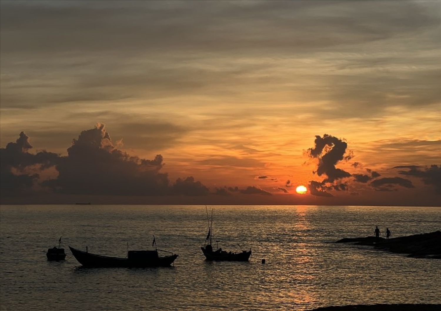 Bình minh ở bờ biển Gò Cỏ.