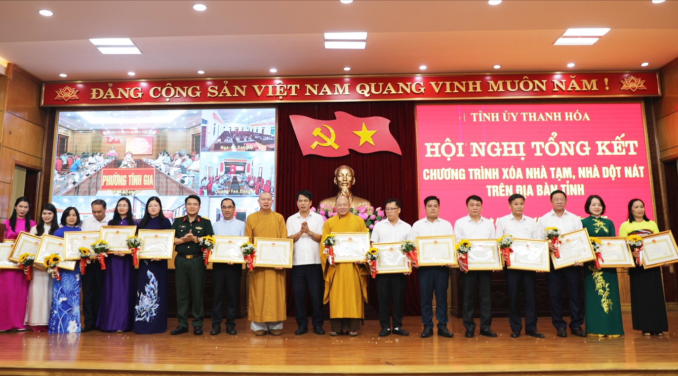 Trao Bằng khen của Chủ tịch UBND tỉnh Thanh Hóa cho tập thể và cá nhân có thành tích xuất sắc(ảnh PV)
