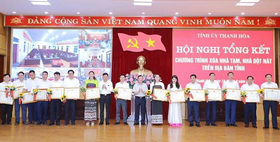 Trao Bằng khen của Chủ tịch UBND tỉnh Thanh Hóa cho các tập thể, đơn vị có thành tích xuất sắc trong xóa nhà tạm, nhà dột nát (ảnh PV)