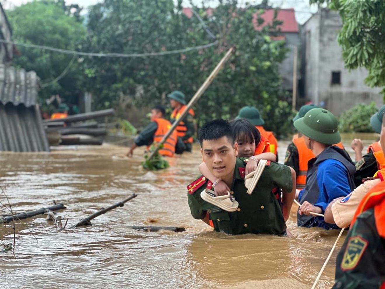 Hằng trăm nghìn lượt cán bộ, chiến sĩ không quản gian khổ, hiểm nguy, phối hợp với các lực lượng chức năng và Quân đội Nhân dân lăn xả cứu dân, giúp dân khắc phục hậu quả của cơn bão lịch sử Yagi - năm 2024 (Ảnh: BCA)