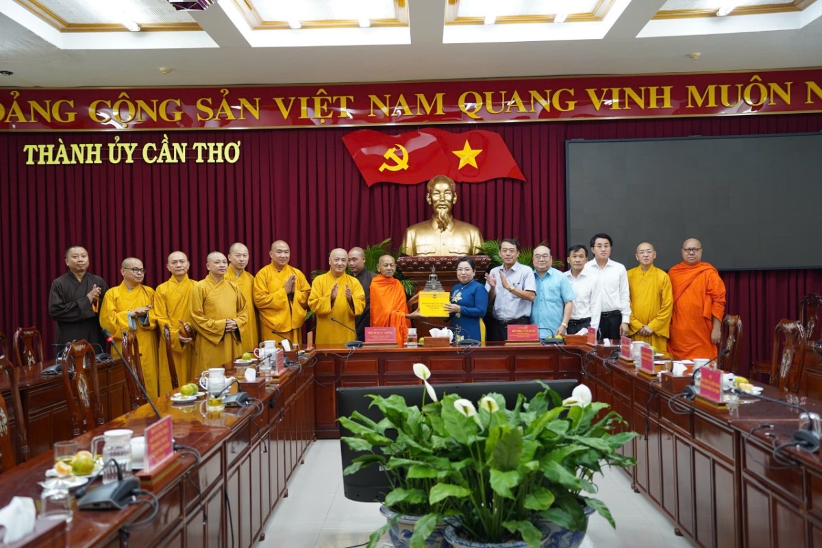 Đoàn chư tôn đức Trung ương GHPGVN trao quà lưu niệm đến lãnh đạo TP. Cần Thơ