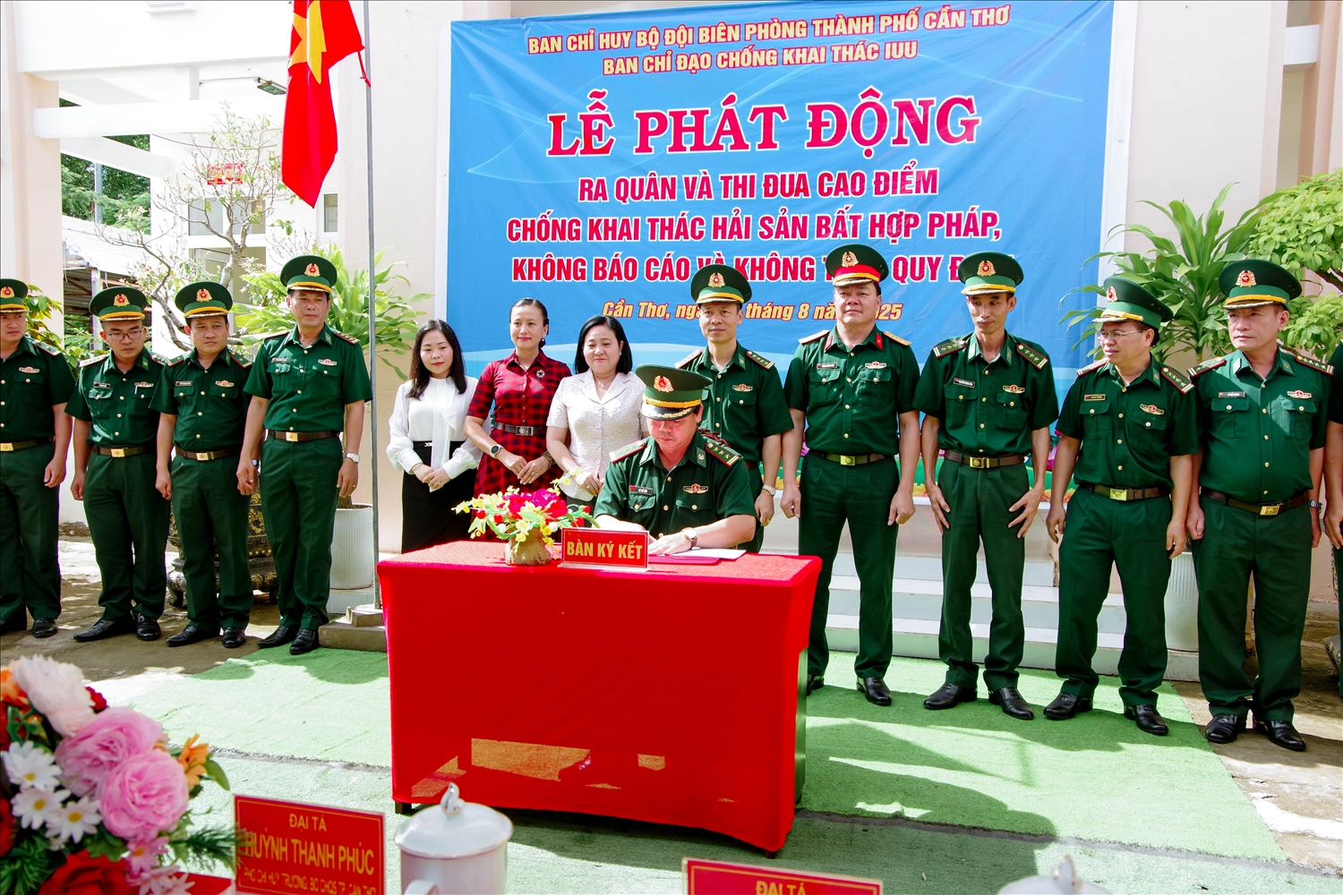 Các phòng, đơn vị thuộc Ban Chỉ huy BĐBP thành phố Cần Thơ ký giao ước thi đua trong đợt cao điểm chống khai thác IUU. (Ảnh: Văn Long)